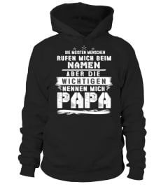 DIE MEISTEN MENSCHEN RUFEN MICH BEIM NAMEN ABER DIE WICHTIGEN NENNEN MICH PAPA T-SHIRT