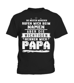 DIE MEISTEN MENSCHEN RUFEN MICH BEIM NAMEN ABER DIE WICHTIGEN NENNEN MICH PAPA T-SHIRT