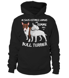 UNE FEMME AVEC UN BULL TERRIER