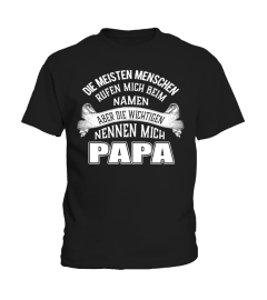 DIE MEISTEN MENSCHEN RUFEN MICH BEIM NAMEN ABER DIE WICHTIGEN NENNEN MICH PAPA T-SHIRT