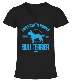 Unterschätze niemals eine Frau mit Bullterrier T-Shirt