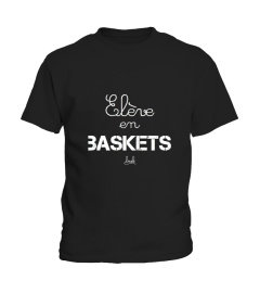 Elève en baskets