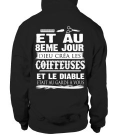 ET AU 8EME JOUR DIEU CREA JES COIFFEUSES ET LE DIABLE ETAIT AU GARDE A VOUS T-SHIRT