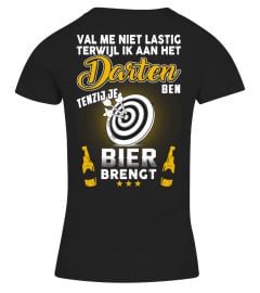 VAL ME NIET LASTIG TERWIJL IK DARTEN