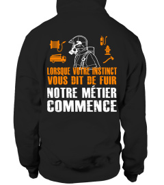 LORSQUE VOTRE INSTINCT VOUS DIT DE FUIR NOTRE MÉTIER COMMENCE T-shirt