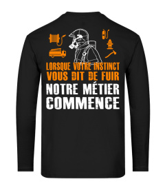 LORSQUE VOTRE INSTINCT VOUS DIT DE FUIR NOTRE MÉTIER COMMENCE T-shirt