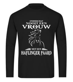 VROUW MET EEN HAFLINGER PAARD