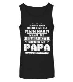 DE MEESTE MENSEN NOEMEN ME BIJ MIJN NAAM MAAR DE BELANGRIJKSTE NOEMEN ME PAPA  T-SHIRT