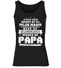 DE MEESTE MENSEN NOEMEN ME BIJ MIJN NAAM MAAR DE BELANGRIJKSTE NOEMEN ME PAPA  T-SHIRT