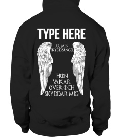 TYPE HERE AR MIN SKYDDSANGEL HON VAKAR OVER OCH SKYDDAR MIG T-SHIRT