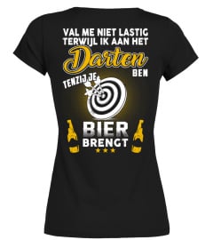 VAL ME NIET LASTIG TERWIJL IK DARTEN