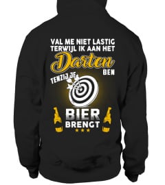 VAL ME NIET LASTIG TERWIJL IK DARTEN