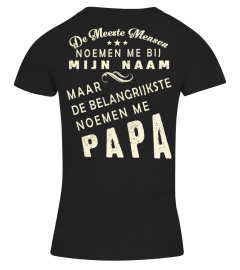 NOEMEN ME BIJ MIJN NAAM MAAR DE BELANGRIJKSTE NOEMEN ME PAPA T-SHIRT