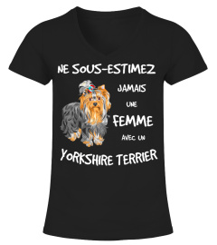 UNE FEMME AVEC UN YORKSHIRE TERRIER