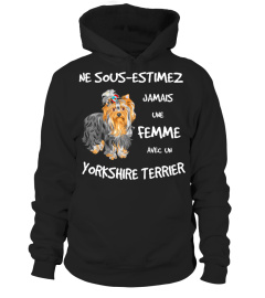 UNE FEMME AVEC UN YORKSHIRE TERRIER