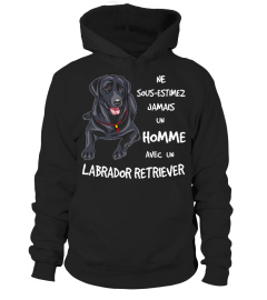 UN HOMME AVEC UN LABRADOR NOIR