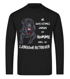 UN HOMME AVEC UN LABRADOR NOIR