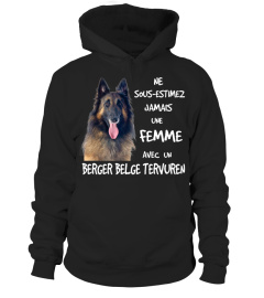 UNE FEMME AVEC UN BERGER BELGE TERVUREN