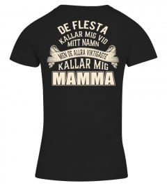 DE FLESTA KALLAR MIG VID MITT NAMN MEN DE ALLRA VIKTIGASTE KALLAR MIG MAMMA  T-shirt