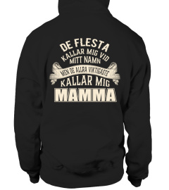 DE FLESTA KALLAR MIG VID MITT NAMN MEN DE ALLRA VIKTIGASTE KALLAR MIG MAMMA  T-shirt