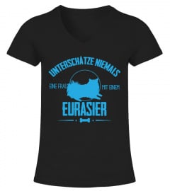 Unterschätze niemals eine Frau mit Eurasier T-Shirt 