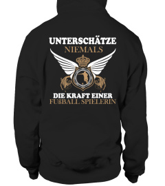 Unterschätze niemals die Kraft  Fußballspielerin-T-Shirt 