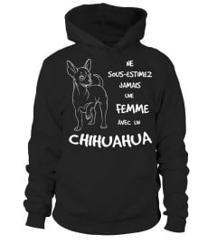 UNE FEMME AVEC UN CHIHUAHUA