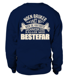 NOEN BRUKẺ NAVNET MITT MEN DE VIKTIGSTE MENNESKENE KALLER MEG BESTEFAR T-SHIRT