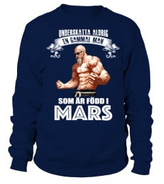 EN GAMMAL KVINNA SOM AR FODD I MARS T-SHIRT