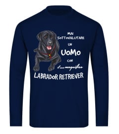 Un UOMO con un LABRADOR NERO