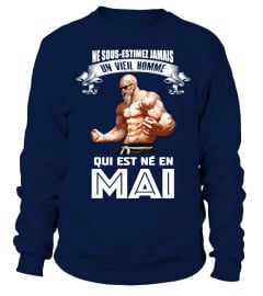 UN VIEIL HOMME QUI EST NE EN MAI T-SHIRT