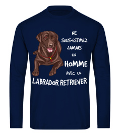 UN HOMME AVEC UN LABRADOR CHOCOLAT