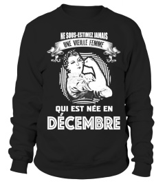 UNE VIELLE FEMME QUI EST NEE EN DECEMBRE  T-SHIRT