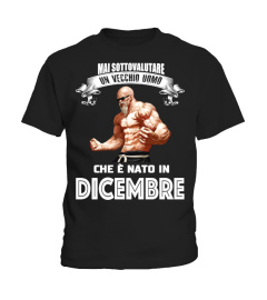 UN VECCHIO UOMO CHE E NATO IN DICEMBRE T-SHIRT