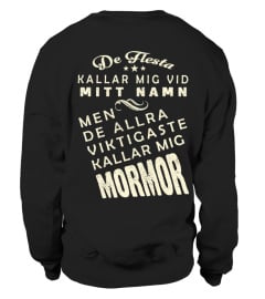 DE FLESTA MITT NAMN MEN DE ALLRA VIKTIGASTE KALLAR MIG MORMOR T-SHIRT