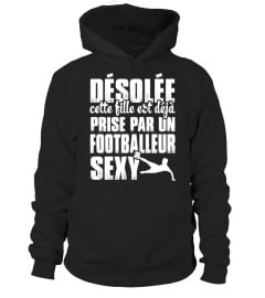 DÉSOLÉ CETTE FILLE EST DÉJÀ PRISE PAR UN FOOTBALLEUR SEXY Tshirt