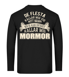 DE FLESTA KALLAR MIG VID MITT NAMN MEN DE ALLRA VIKTIGASTE KALLAR MIG MORMOR  T-shirt