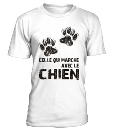 Celle Qui Marche Avec Le Chien