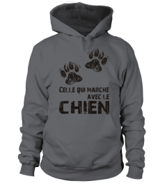 Celle Qui Marche Avec Le Chien