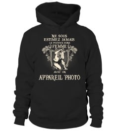 NE SOUS ESTIMEZ JAMAIS LE POUVOIR DUNE VIEILLE FEMME AVEC UN APPARELL PHOTO  T-SHIRT