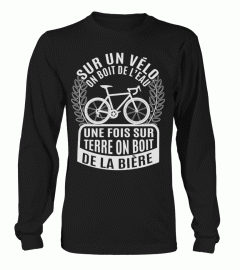 SUR UN VÉLO ON BOIT DE L'EAU T-SHIRT