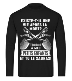 EXISTE T IL UNE VIE APRES LA MORT TOUCHE A MES PETITS ENFANTS ET TU LE SAURAS T-SHIRT