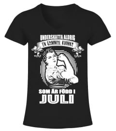 EN GAMMAL KVINNA SOM AR FODD I JULI T-SHIRT