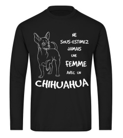 UNE FEMME AVEC UN CHIHUAHUA