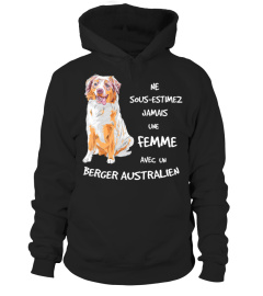 UNE FEMME AVEC UN BERGER AUSTRALIEN