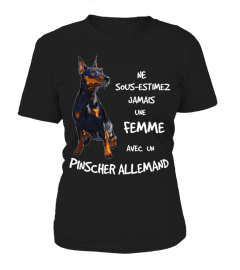 UNE FEMME AVEC UN PINSCHER ALLEMAND