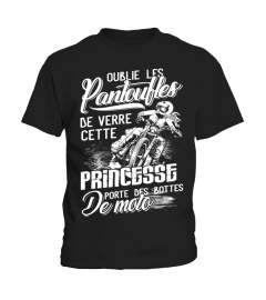 Princesse porte des bottes de moto