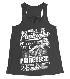 Princesse porte des bottes de moto