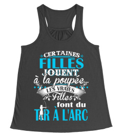 Certaines filles jouent à la poupée les vraies filles font du tir à l'arc