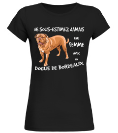 UNE FEMME AVEC UN DOGUE DE BORDEAUX